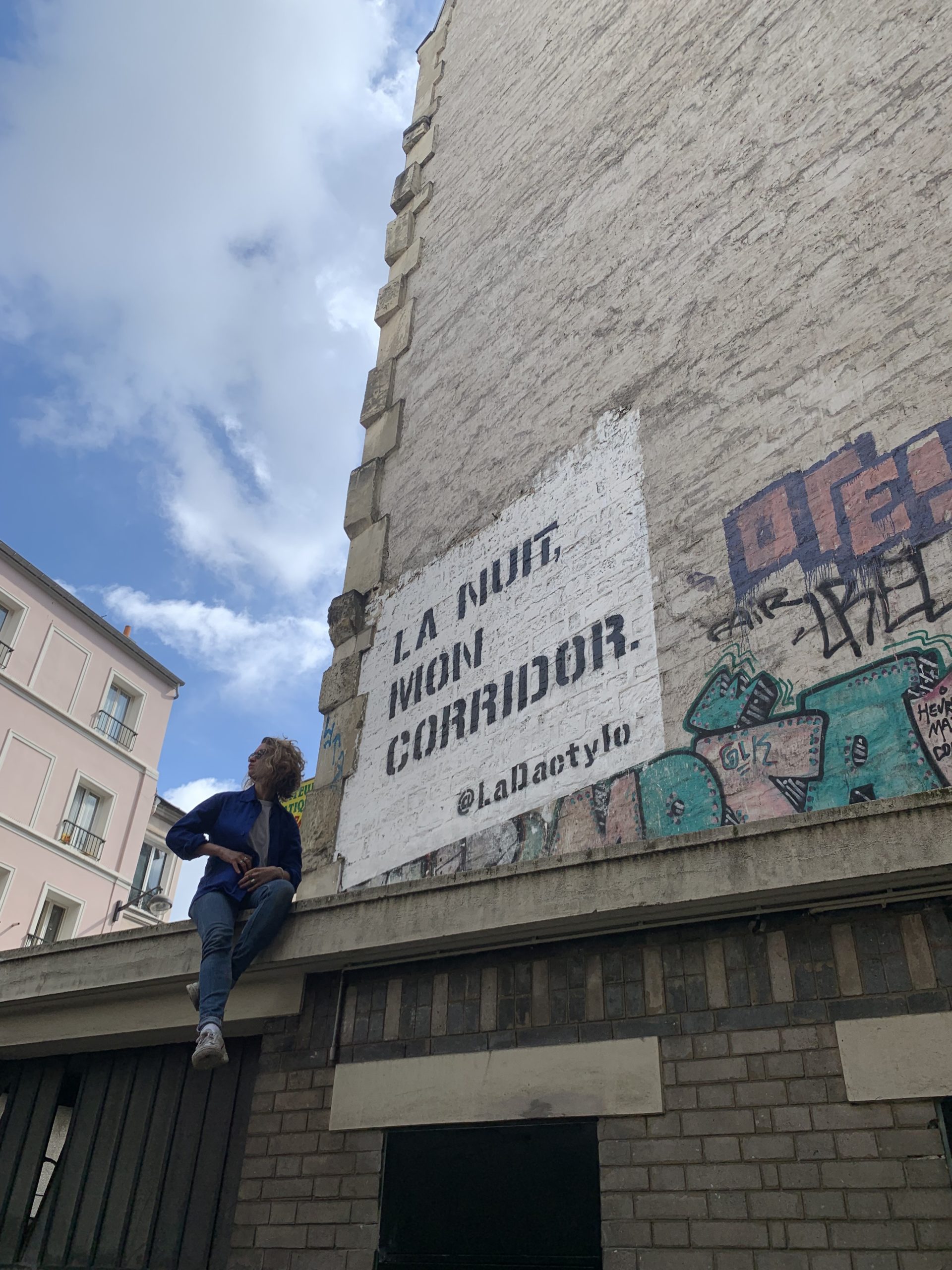 Street art : quand les jeux de mots de La Dactylo font écho à nos vies