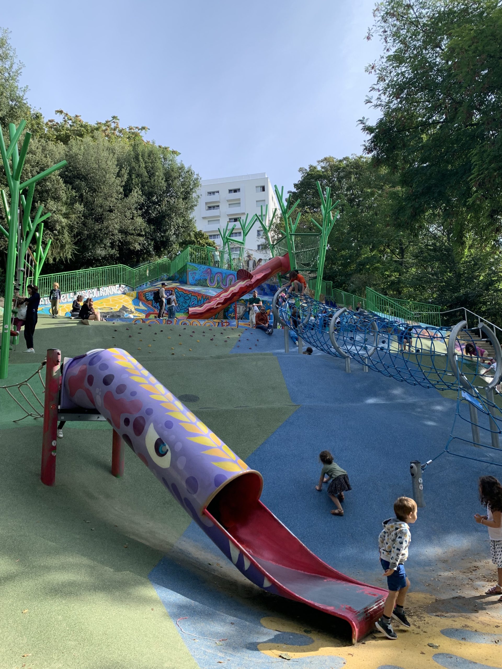 En toute verticalité : l’aire de jeux pour enfants du Parc de Belleville