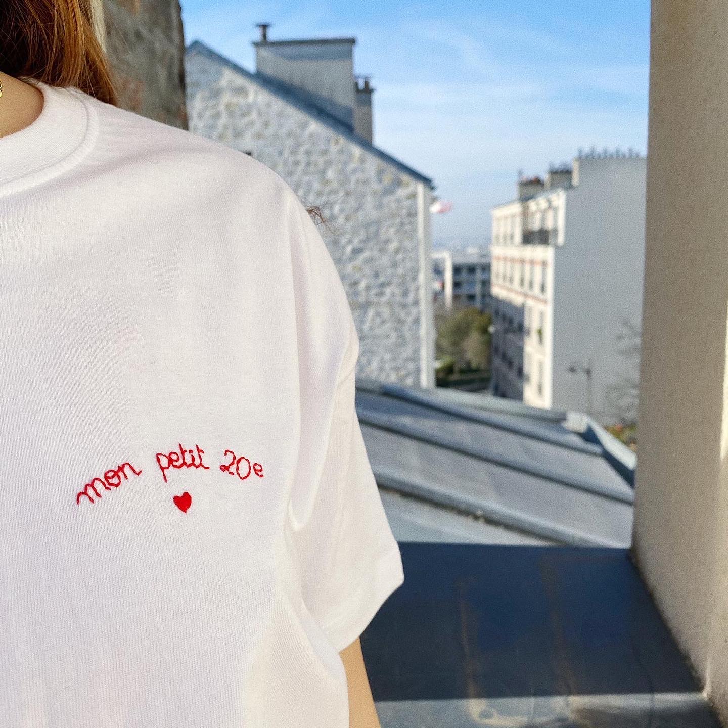 Ne manquez pas le tee-shirt “Mon Petit 20e”, brodé par Studio Francosse
