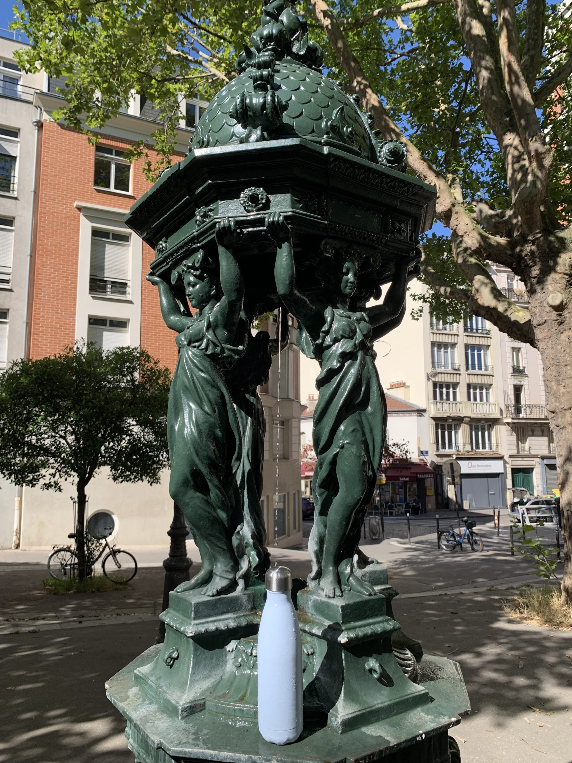Où remplir gratuitement sa gourde d’eau dans le 20e arrondissement de Paris ?