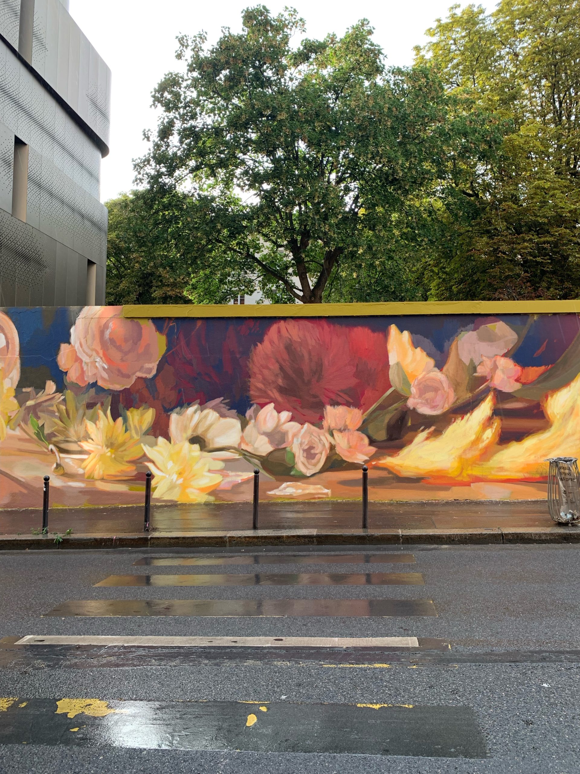 Ménilmontant : un mur floral réalisé par la street-artiste Rouge Hartley
