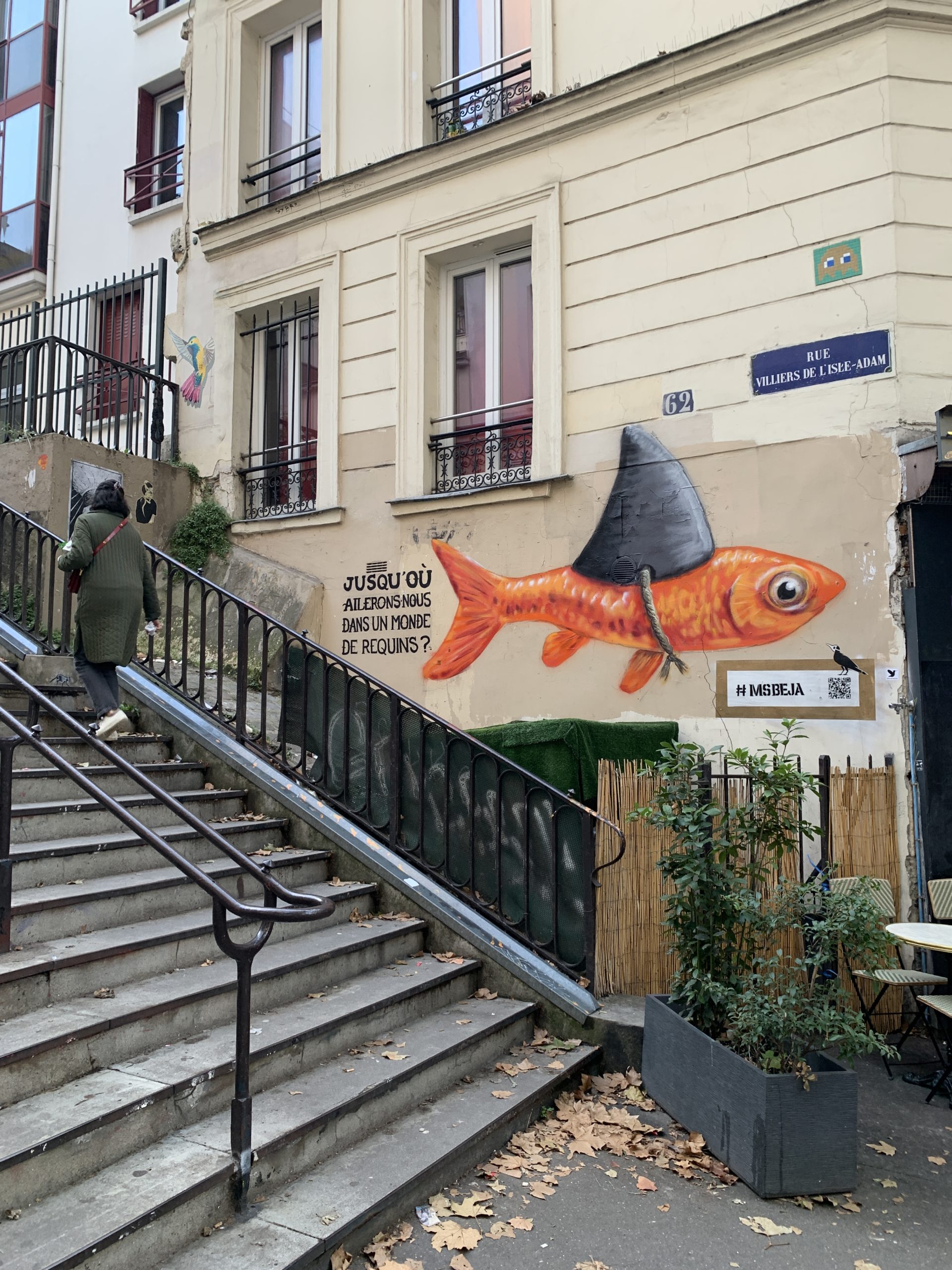 Street-art : un poisson rouge déguisé en requin, à voir rue des Pyrénées