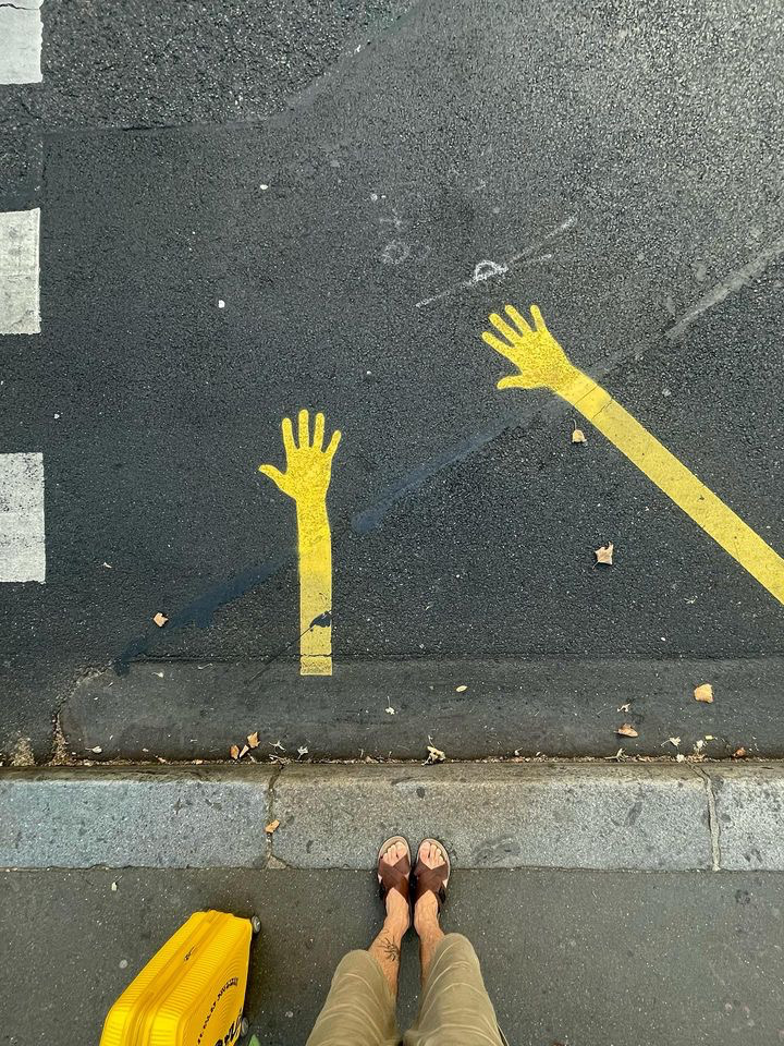 Les mains tendues du street artiste InKoj ont fait leur apparition dans le 20e