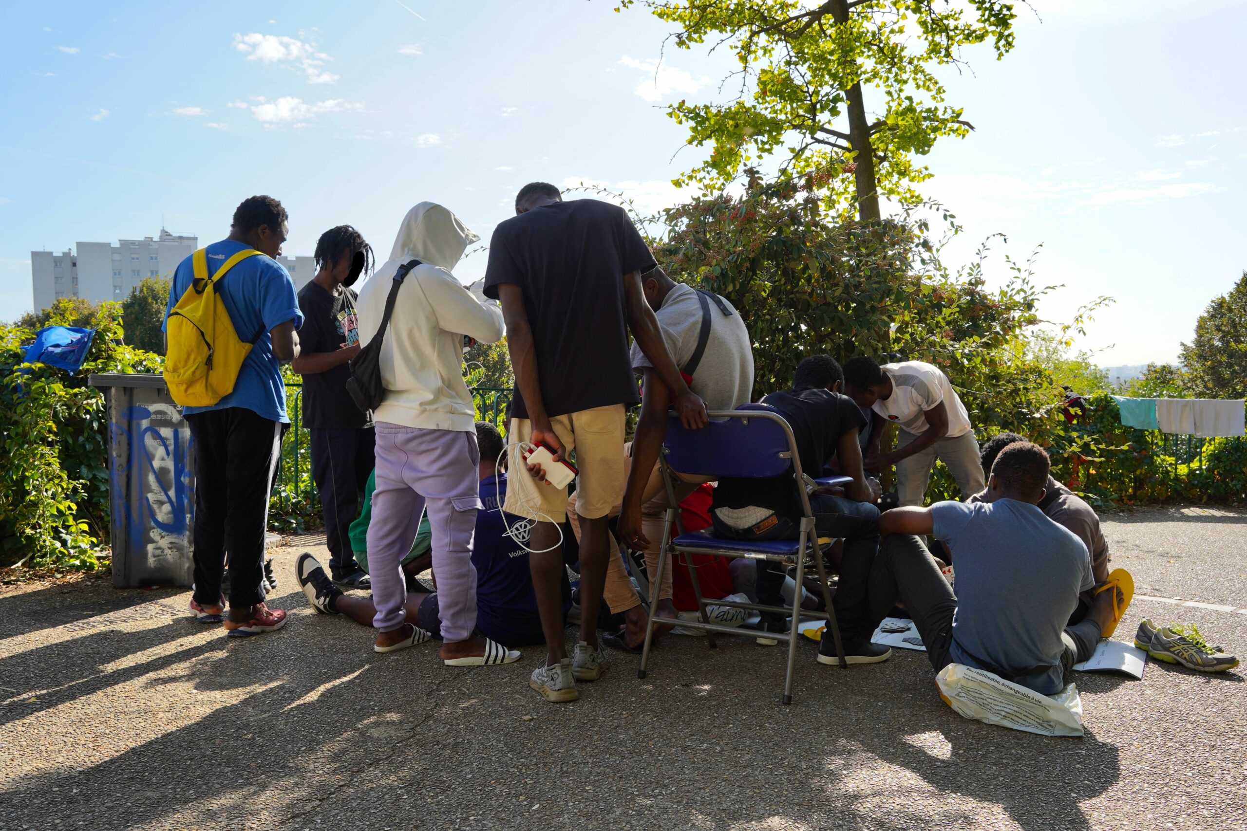 Reportage photo : le quotidien des mineurs isolés au parc de Belleville