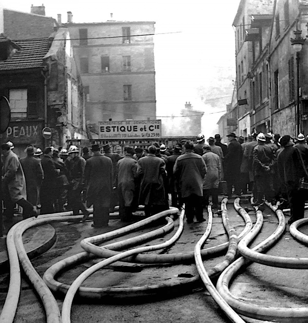 En 1958, l’incroyable histoire des pompiers incendiaires de Ménilmontant