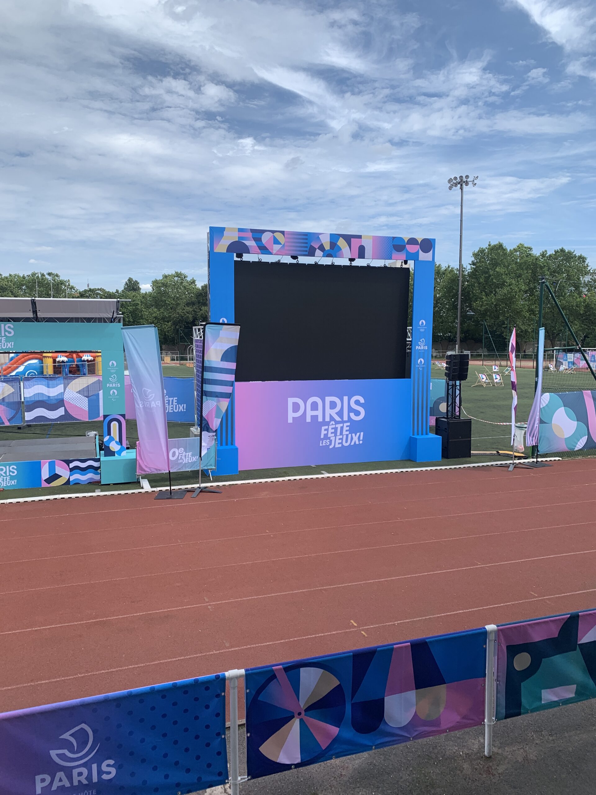 À quoi ressemble la fan zone des Jeux Olympiques du 20e arrondissement au stade Louis Lumière ?