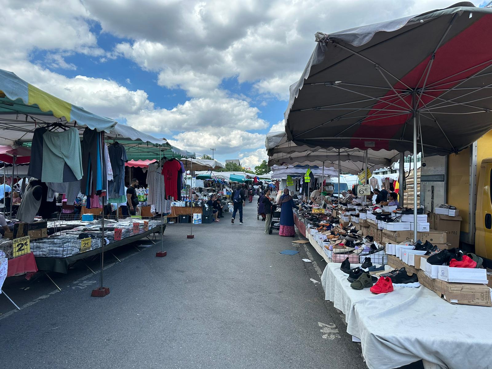 Reportage au marché aux puces de la Porte de Montreuil : “Avec la crise, les gens dépensent moins”