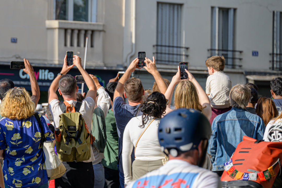 Des photos du passage de la flamme olympique dans le 20e arrondissement de Paris