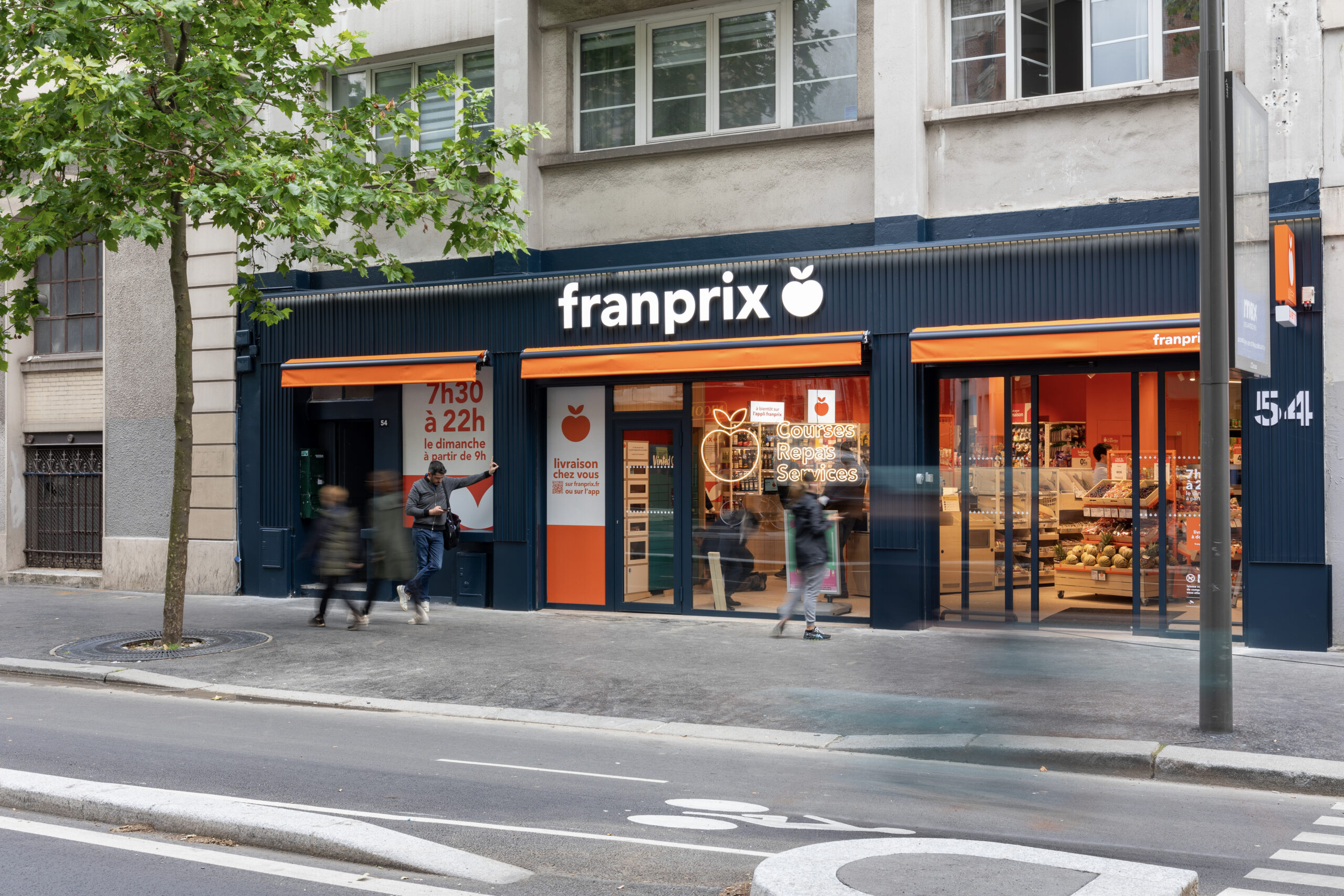 Franprix teste un nouveau format de magasin, place Edith Piaf, dans le 20e arrondissement de Paris