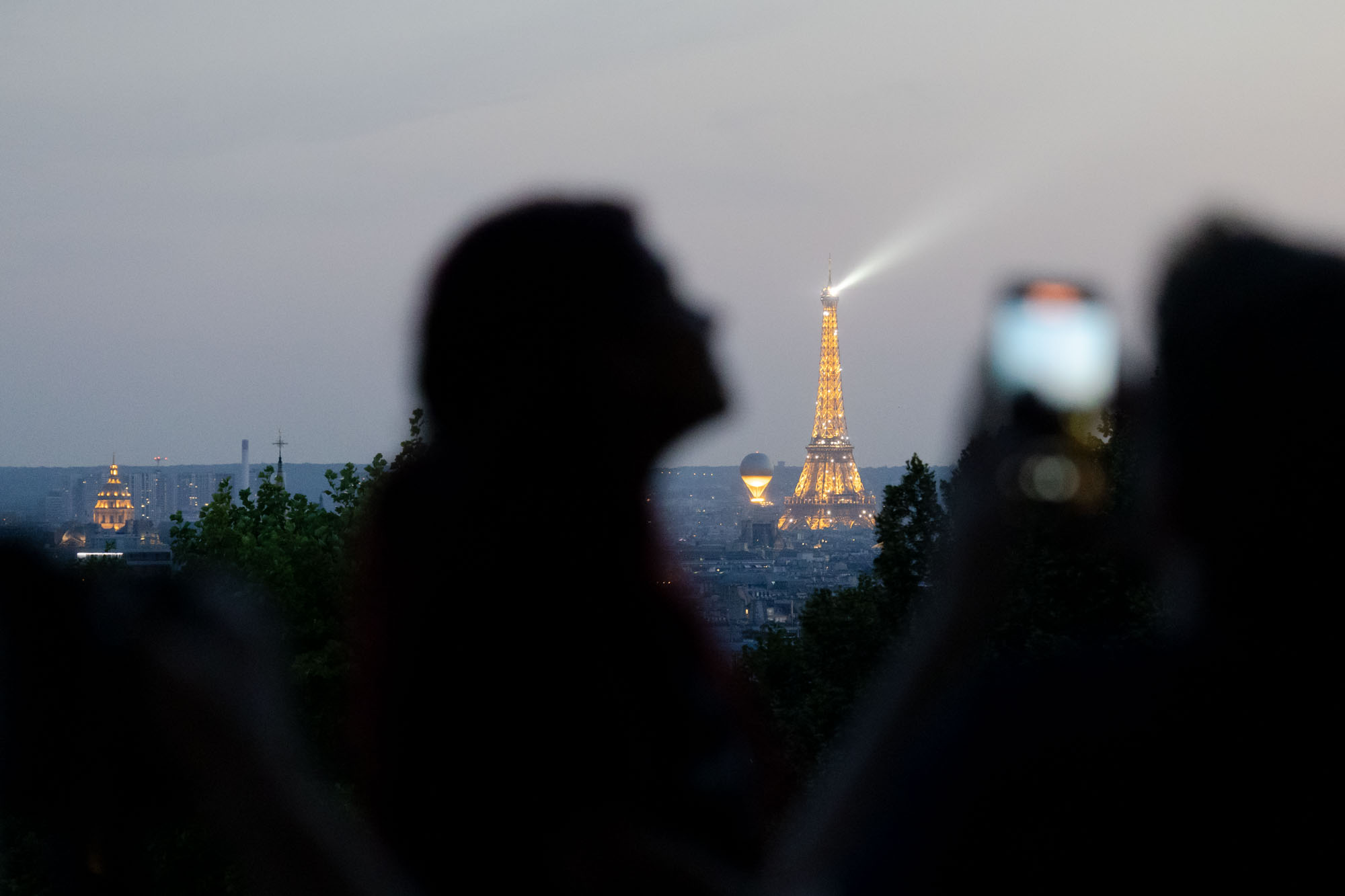 Le ballon et la vasque olympique visibles depuis le belvédère de Belleville dans le 20e arrondissement de Paris