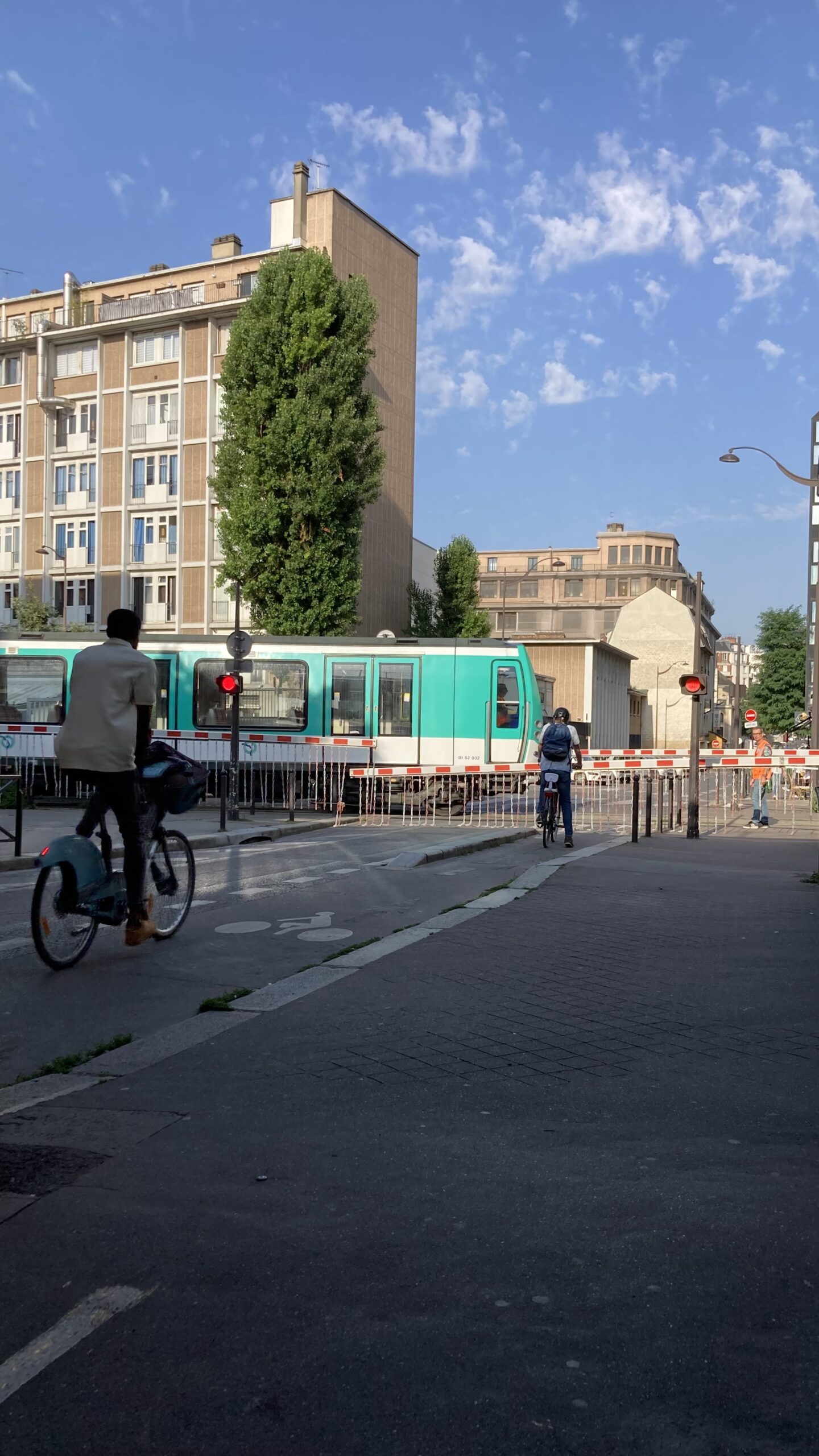 Le dernier passage à niveau de Paris – toujours en activité – est à voir rue de Lagny, dans le 20e arrondissement