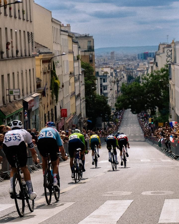 La descente de la rue de Ménilmontant par les courses cyclistes olympiques