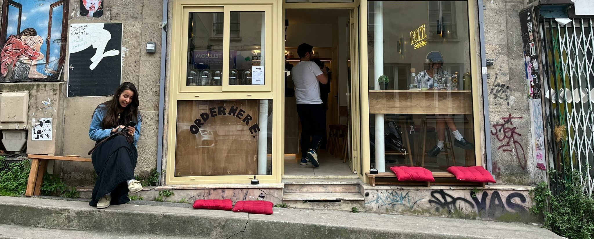 Koni, le coffee shop branché de Belleville, où l’on boit son café posé sur des marches