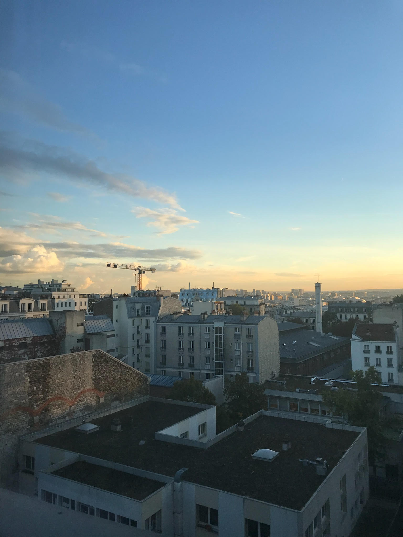 Un coucher de soleil depuis une chambre de jeune fille, rue Olivier Métra à Belleville