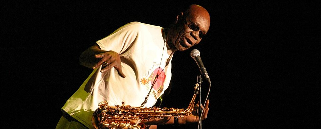 Boulevard de Charonne : une plaque hommage à Manu Dibango (qui est enterré au Père Lachaise)