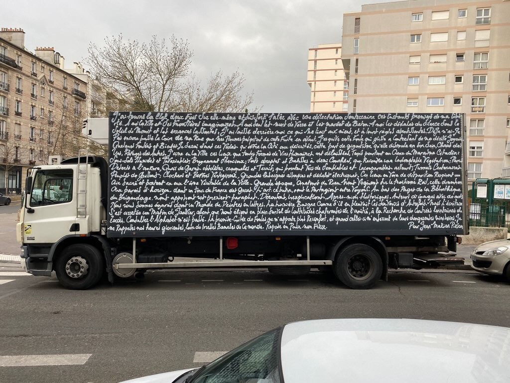 Souvent garé dans le 20e arrondissement de Paris, ce camion est le support d’un texte signé de l’artiste Obsolettrismes