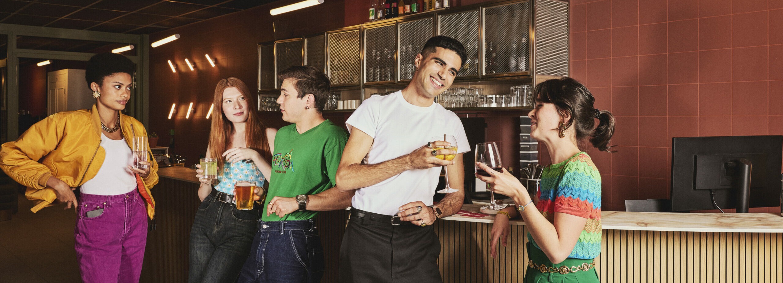 Chez Bistouille : le bar-café-resto qui fait aussi coworking, salle de sport et karaoké