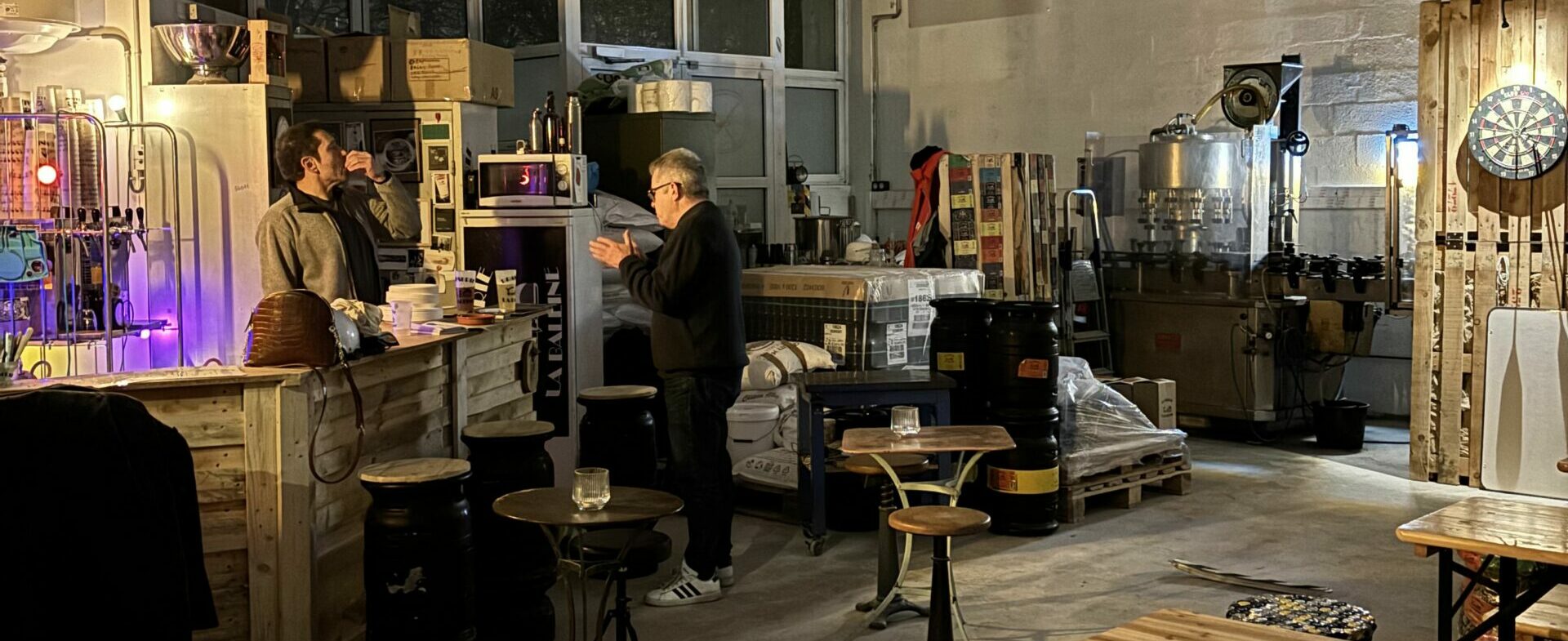 Porte de Montreuil : un nouveau bar vient d’ouvrir au milieu des cuves de la brasserie La Baleine