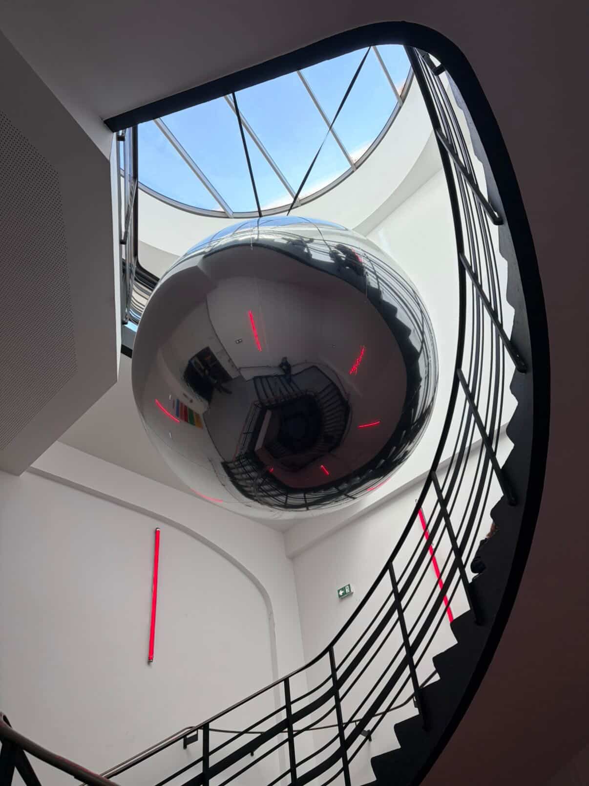 La nouvelle vie (éphémère) du centre téléphonique de Ménilmontant rue Sorbier