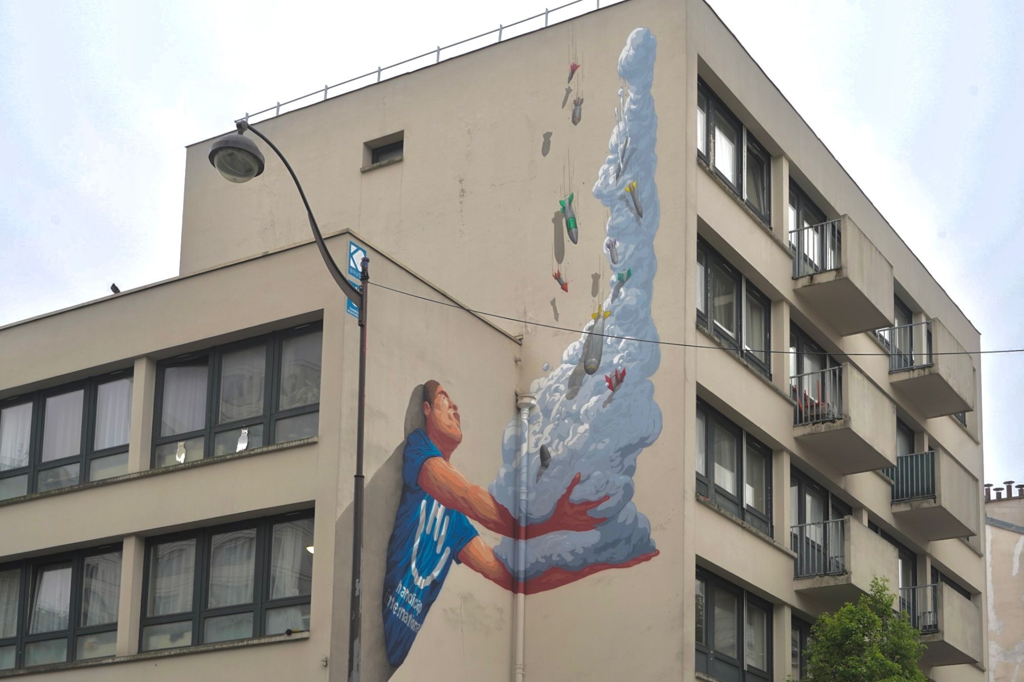 « Protégeons les civils des bombardements » : une fresque signée Brusk, visible rue de Belleville