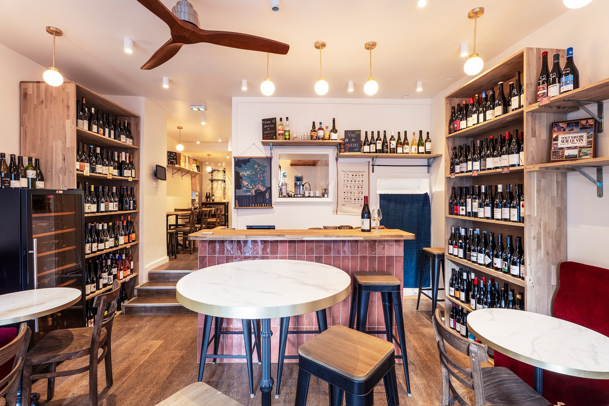 “Jamais 2 sans 3” : le nouveau caviste – mais aussi bar à vin & à manger – de la rue Saint-Blaise
