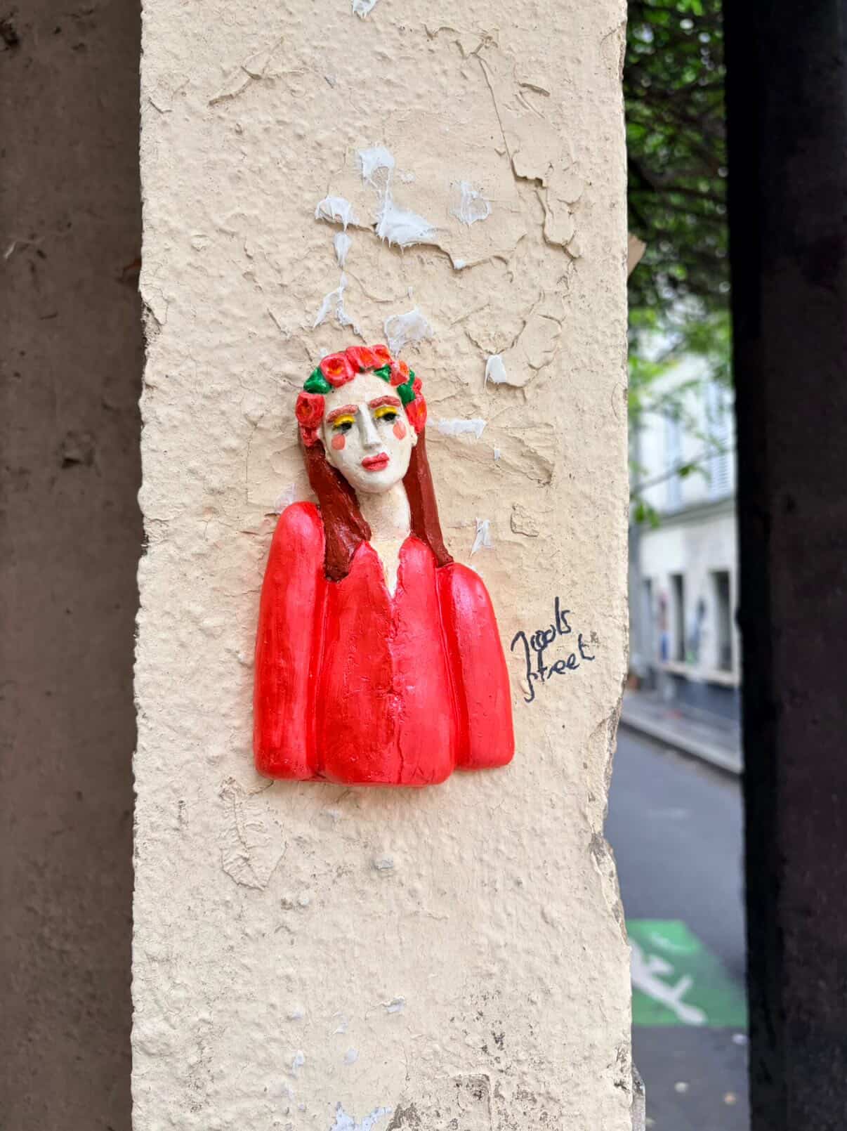Street-art : la Madone en plâtre de Jools, à voir rue des Cascades à Belleville
