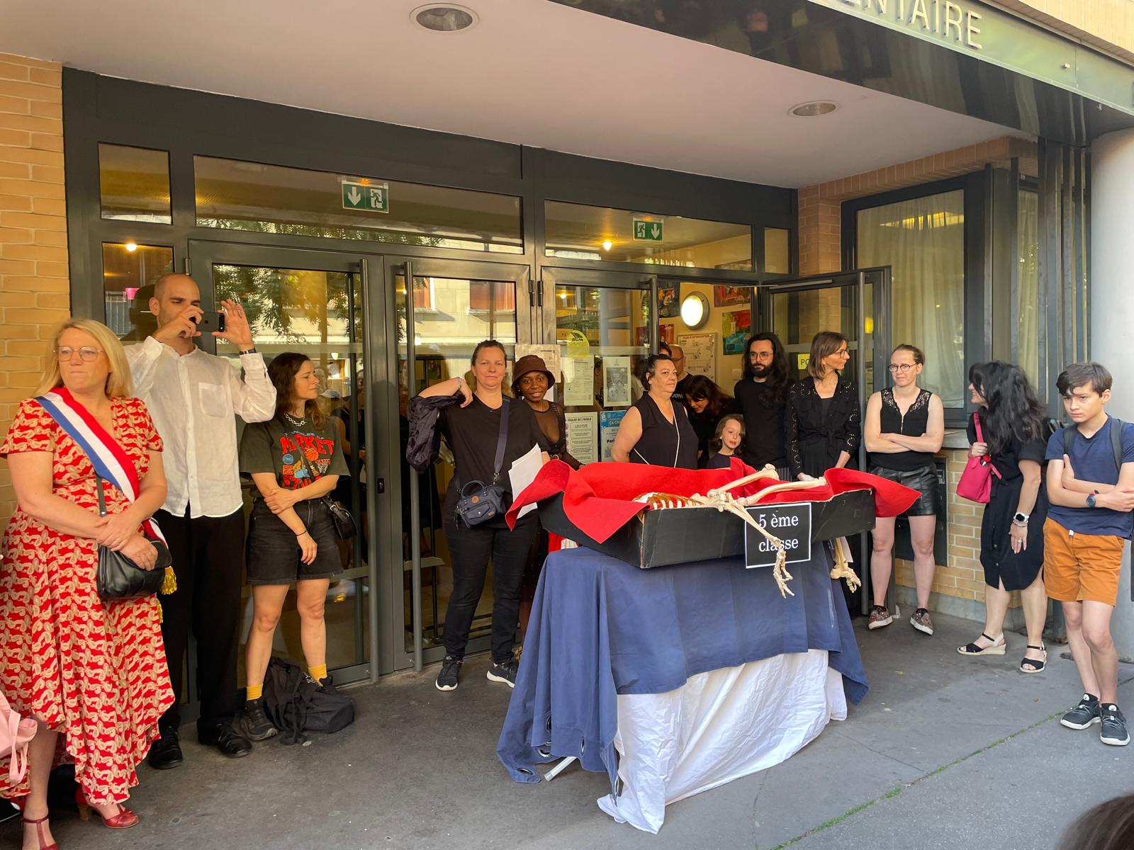 École Cité Champagne : un enterrement symbolique et une occupation organisés pour s&rsquo;opposer à une fermeture de classe