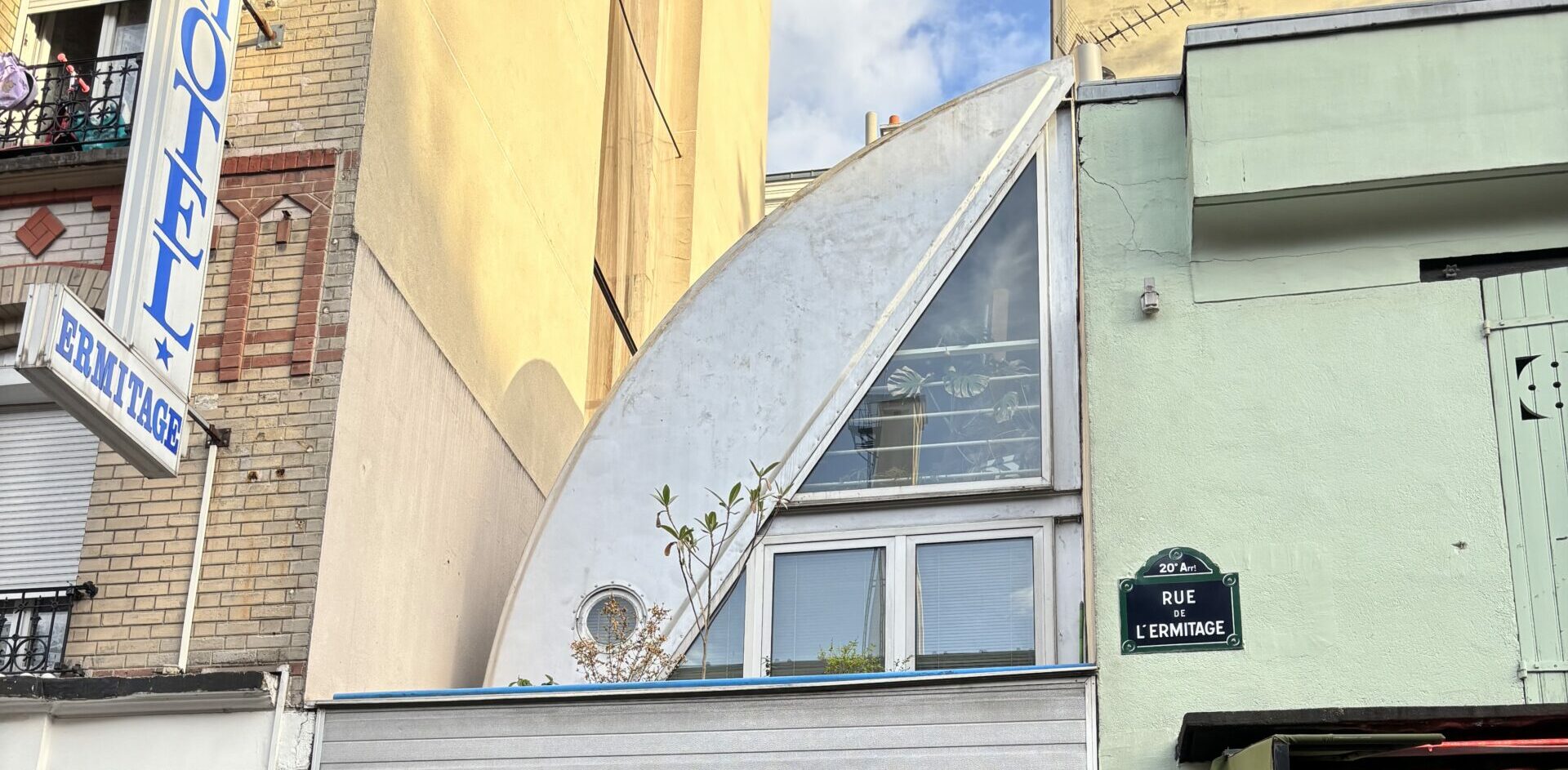 On est fasciné par cette maison-caravane à voir rue de l’Ermitage, dans le 20e arrondissement de Paris